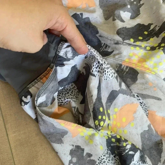 Lululemon Mini Art Pop White Multi Slate Om Crop Sz 6 - Picture 11 of 12